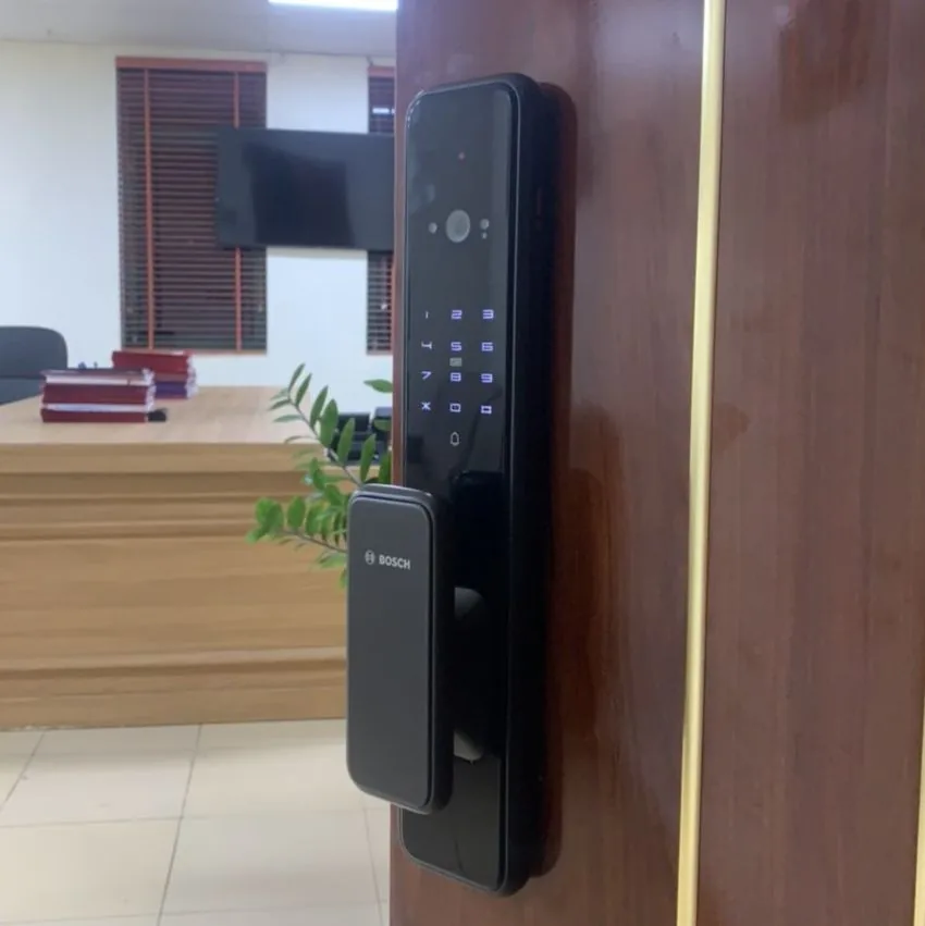 Khóa cửa Bosch EL 600FV Face ID - góc nghiêng lắp thực tế Khóa cửa thông minh Bosch EL 600FV với bảng điều khiển cảm ứng lắp tại văn phòng