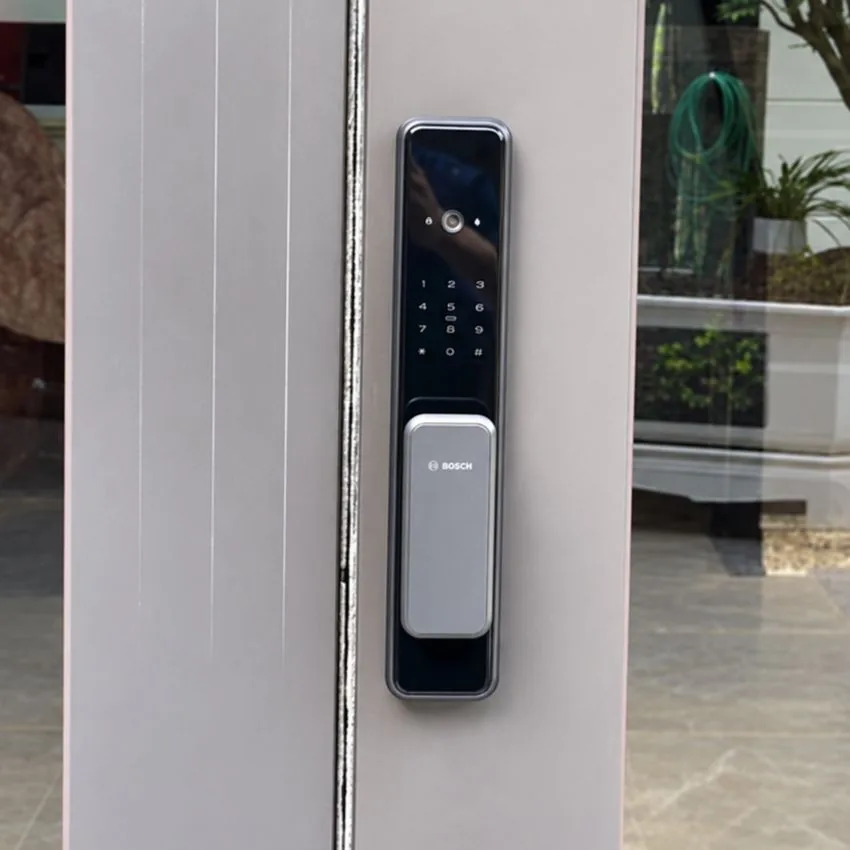 Khóa cửa Bosch EL 600FV Face ID - lắp ngoài trời Khóa cửa Bosch EL 600FV phù hợp nhiều loại cửa, chống chịu thời tiết