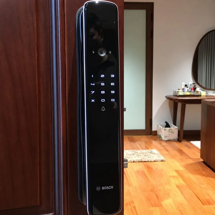 Khóa cửa Bosch EL800FV Face ID khi gắn thực tế Khóa thông minh Bosch EL800FV Face ID lắp đặt thực tế
