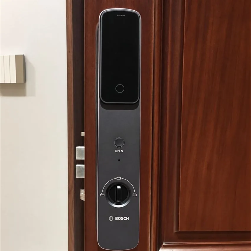 Mặt trong của khóa Bosch EL800FV Face ID Khóa cửa Bosch EL800FV Face ID mặt trong khi lắp trên cửa