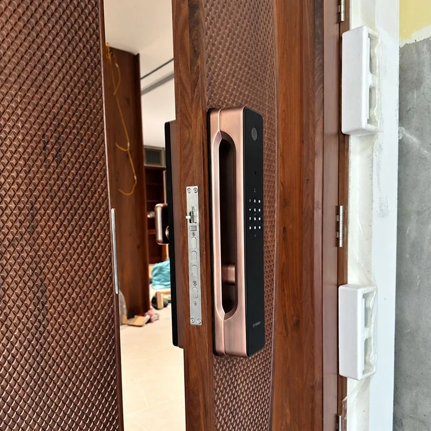 Khóa cửa vân tay Bosch FU8 Plus Face ID góc nghiêng thực tế Bosch FU8 Plus Face ID - tính năng đa dạng