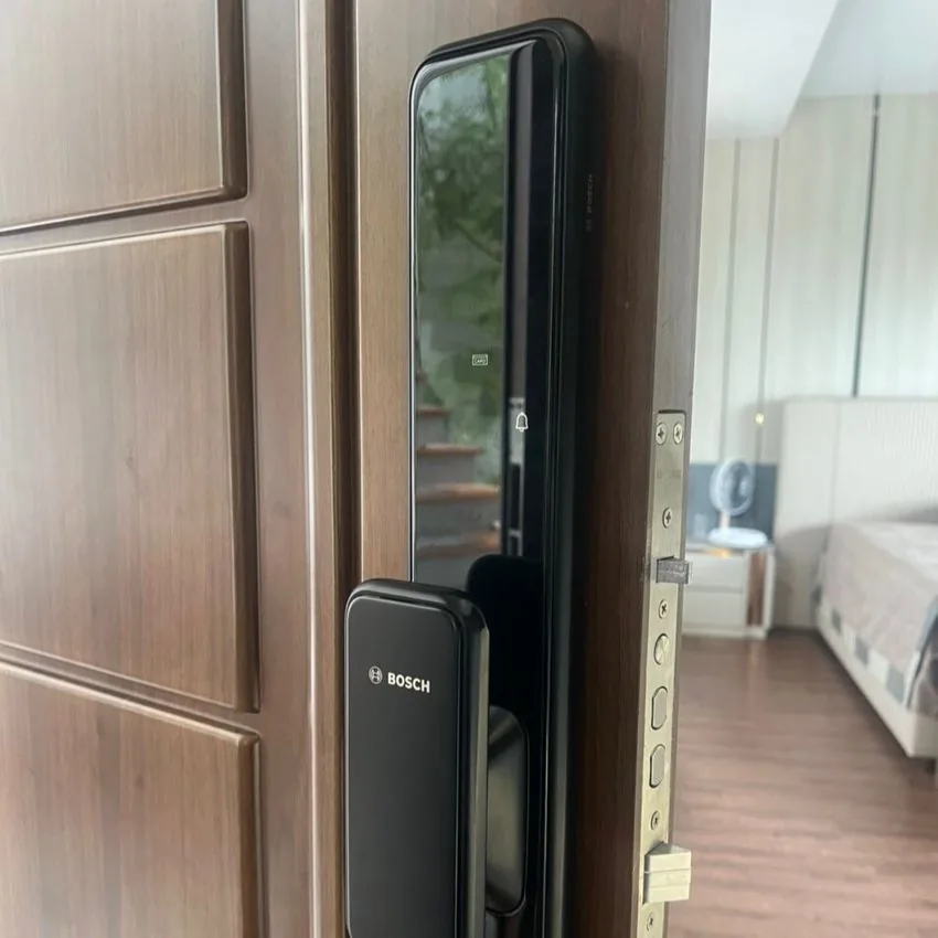 Khóa cửa vân tay Bosch EL-600B màu đen vàng sang trọng Khóa cửa vân tay Bosch EL-600B màu đen lắp cho cửa gỗ sang trọng