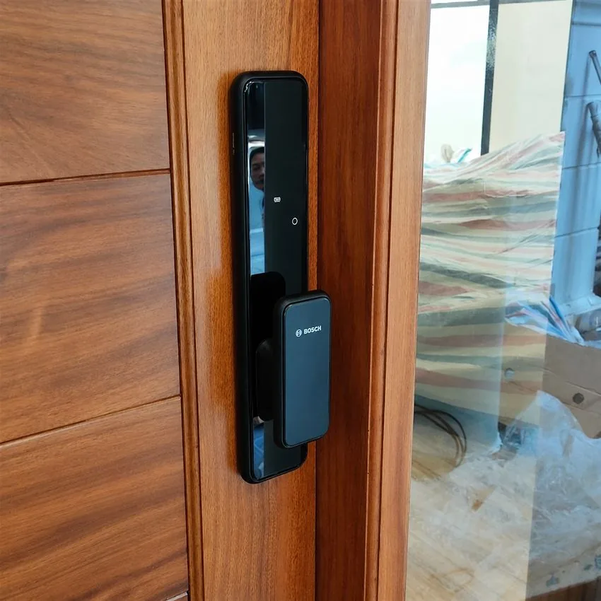 Khóa Bosch EL-600K màu đen thực tế trên cửa gỗ Khóa cửa thông minh Bosch EL-600K màu đen lắp đặt thực tế trên cửa