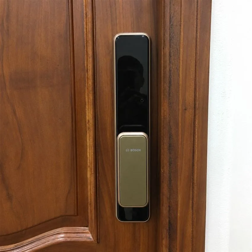 Khóa cửa vân tay Bosch EL-600K màu vàng trên cửa cổ điển Ảnh thực tế khóa Bosch EL-600K màu vàng trên cửa cổ điển