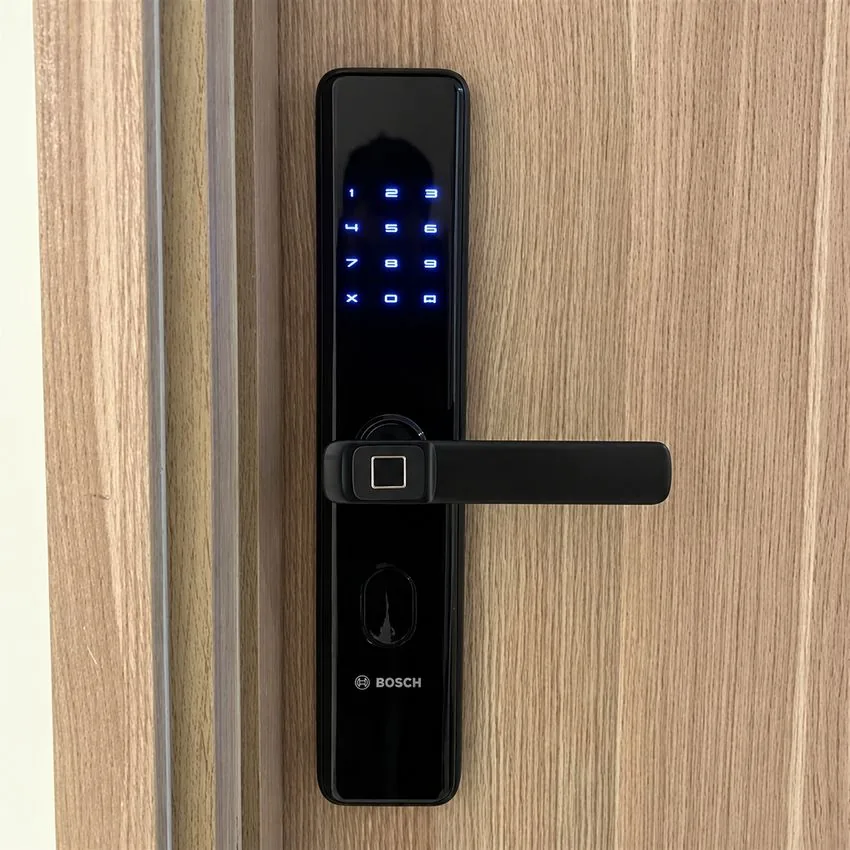 Khóa cửa vân tay Bosch ID30 màu đen lắp đặt thực tế Khóa cửa vân tay Bosch ID30 màu đen lắp đặt thực tế trên cửa
