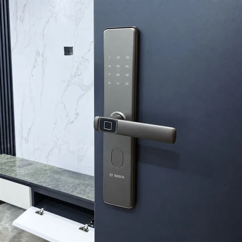 Khóa vân tay Bosch ID30 màu vàng sang trọng Khóa cửa vân tay Bosch ID30 màu vàng trên cửa hiện đại