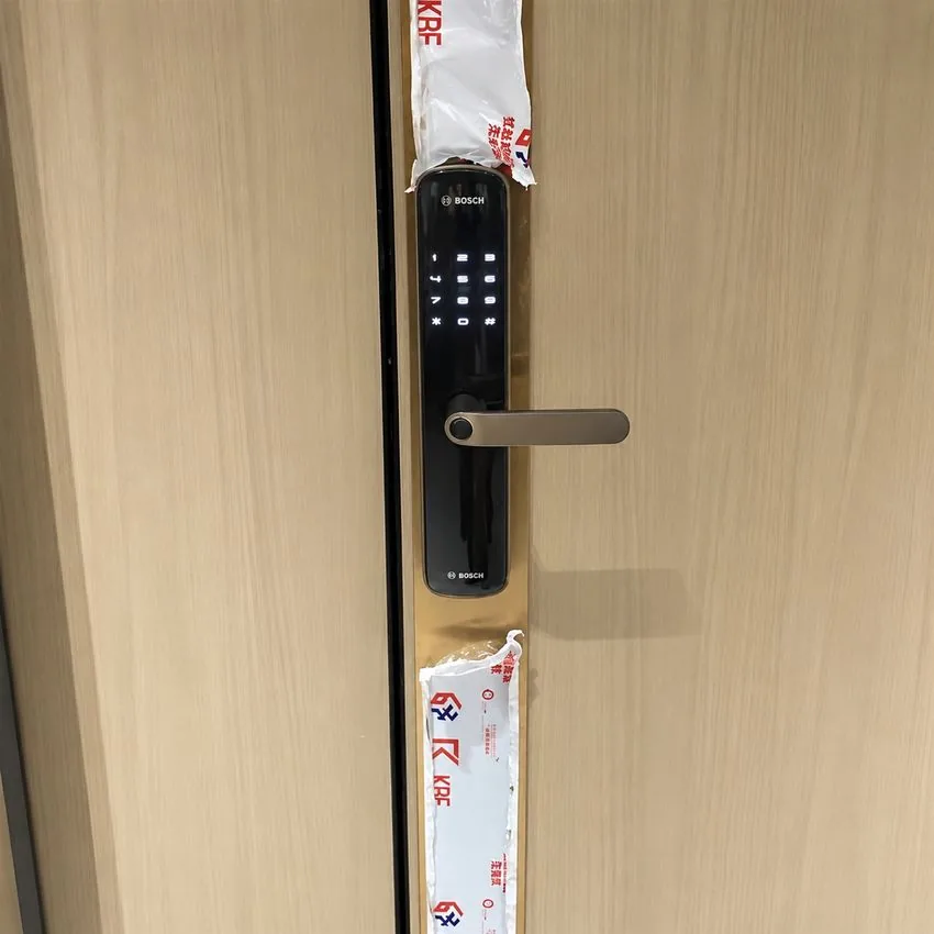 Mặt trước khóa vân tay Bosch ID60 màu đen viền vàng Khóa cửa vân tay Bosch ID60 trang bị màn hình cảm ứng hiện đại