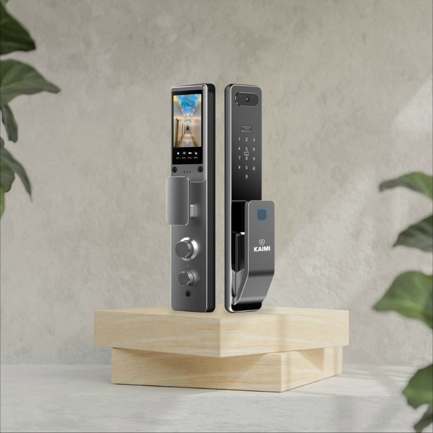 Thiết kế khóa KAIMI KM12 sang trọng Khóa nhận diện Khuôn mặt KAIMI KM12 màu Titan trên nền gỗ