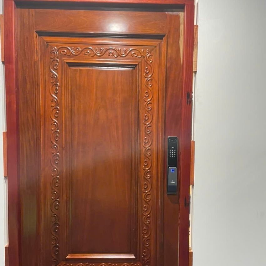 Khóa KAIMI KM12 lắp thực tế trên nhiều loại cửa Lắp đặt khoá KAIMI KM12 thực tế trên cửa nhôm và cửa gỗ