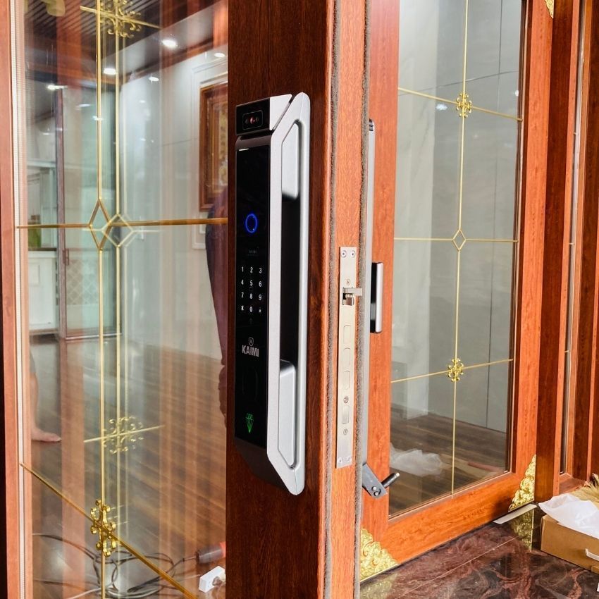 Khóa KAIMI KM15 lắp đặt trên nhiều loại cửa khác nhau Ứng dụng thực tế khóa KAIMI KM15 trên cửa nhôm
