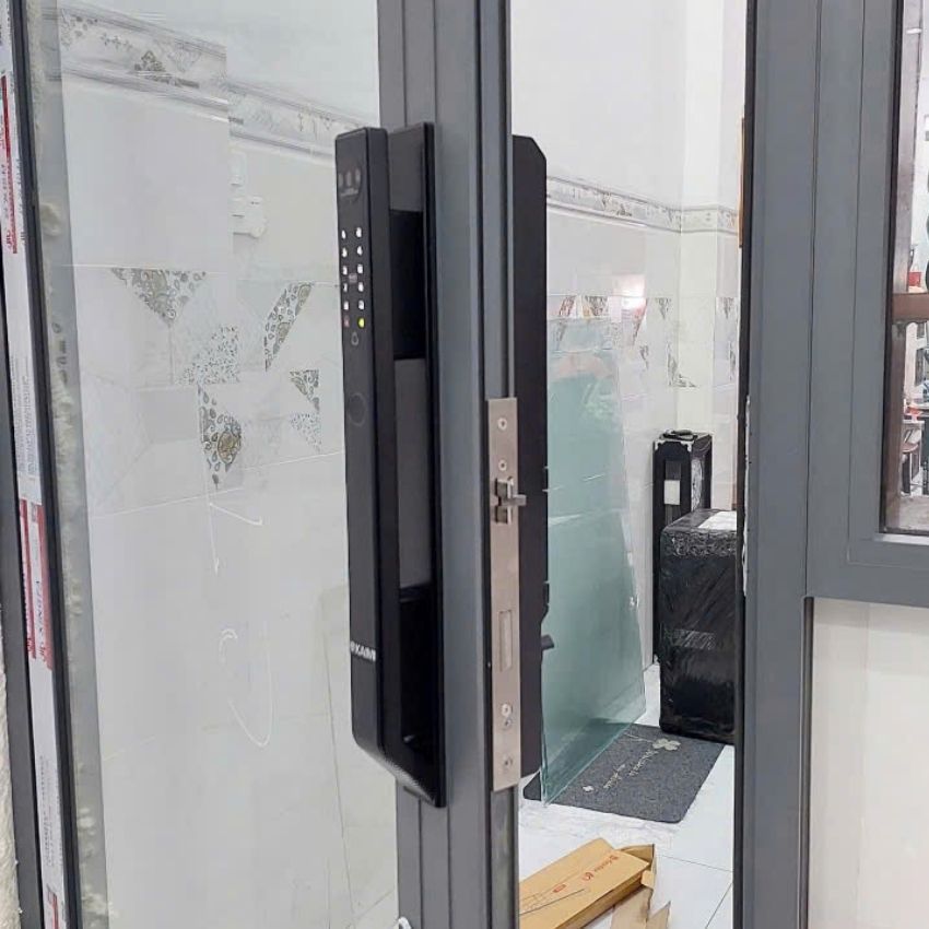 Khóa cửa trượt nhôm KAIMI N-F02 FaceID thực tế Lắp khóa thông minh cho cửa nhôm trượt Kaimi N-F02 Face ID