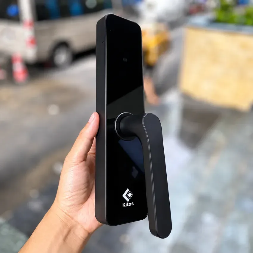 Khóa cửa thông minh Kitos KT V2 Pro thực tế Khóa cửa Kitos KT V2 Pro cận cảnh ngoài trời
