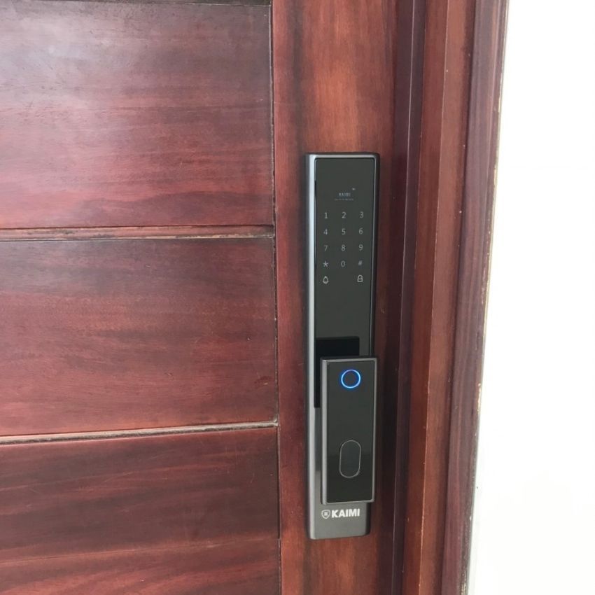 Khóa Kaimi TM109 trên cửa thép Khóa thông minh Kaimi TM109 ứng dụng thực tế trên nhiều loại cửa