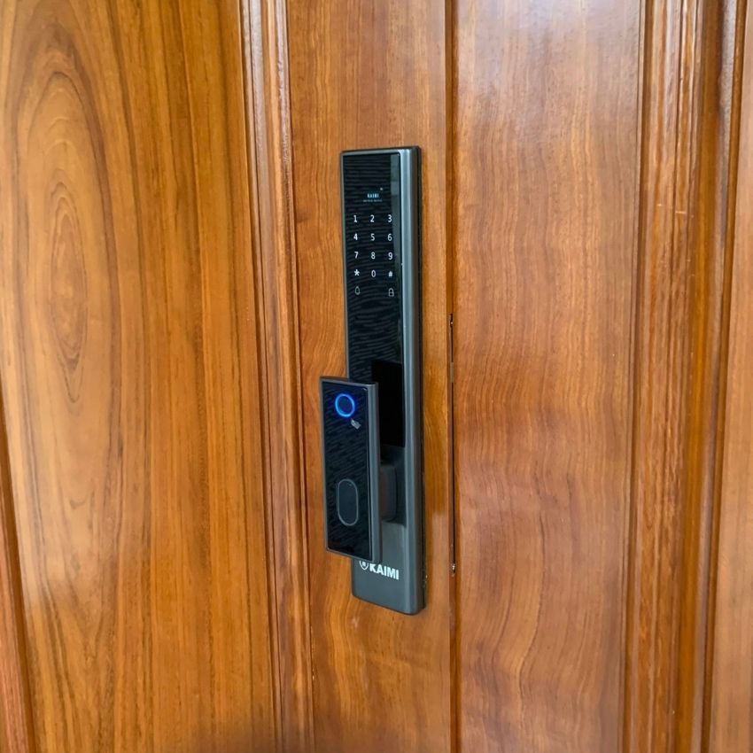 Khóa vân tay Kaimi TM109 trong thực tế Khóa thông minh KAIMI TM109 thực tế cửa nhà phố