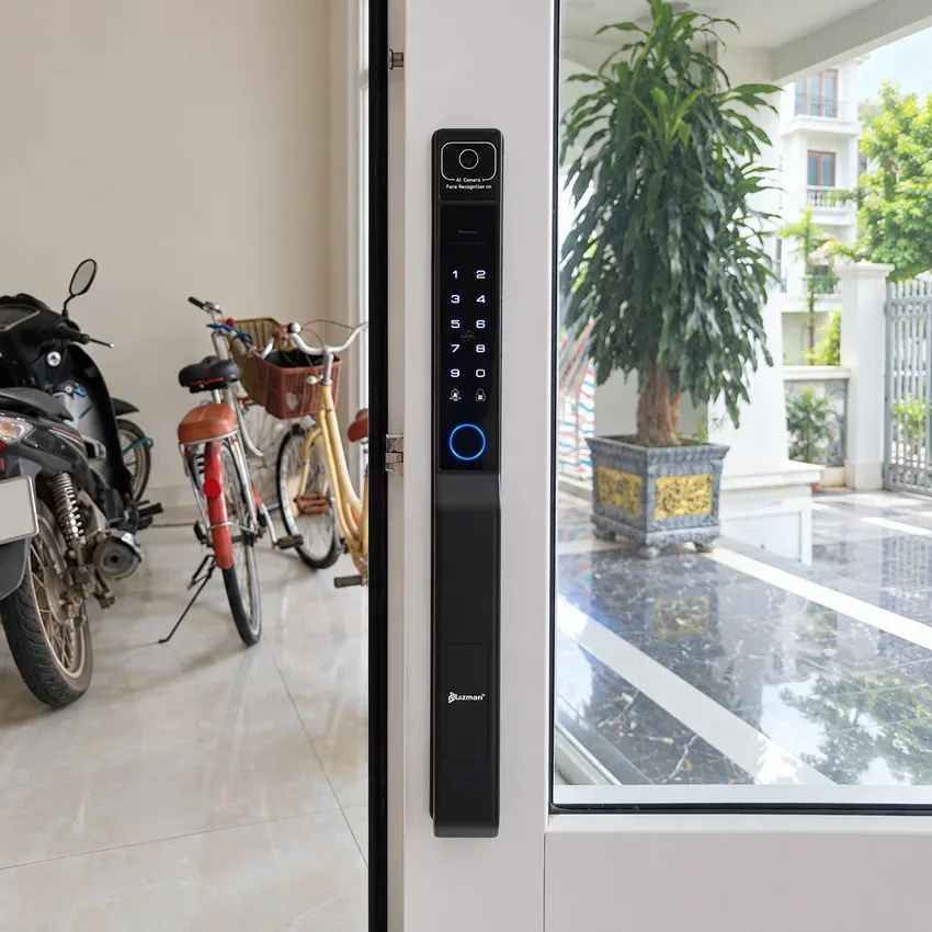 Lắp đặt khoá thông minh Lizman LM-Z6 Face ID cho cửa trượt quay Khách hàng lựa chọn Lizman LM-Z6 cho cửa trượt quay nhôm tại Mazlock.vn