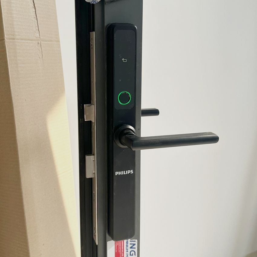Khoá thông minh cửa nhôm Philips DDL 608 màu đen Khoá thông minh cửa nhôm Philips DDL 608 màu đen, lắp thực tế trên cửa nhôm