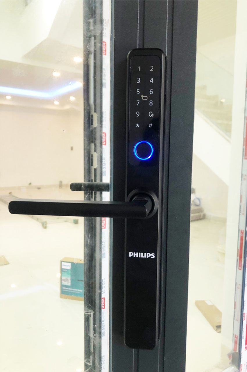 Khoá thông minh cửa nhôm Philips DDL 608 lắp trên cửa xingfa Khoá thông minh Philips DDL 608 lắp trên cửa nhôm Xingfa thực tế