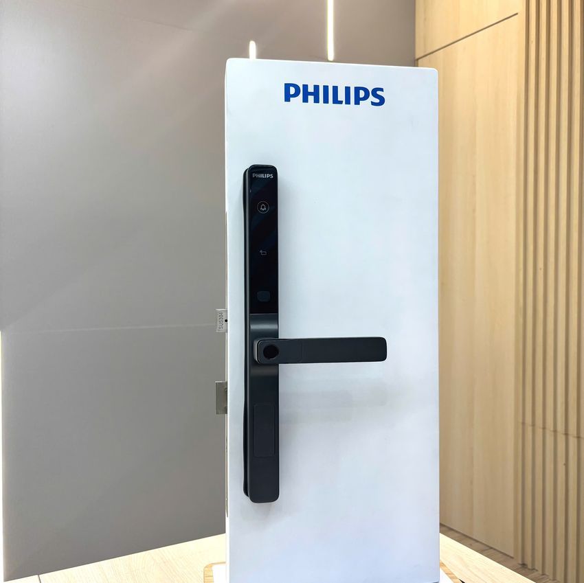 Khóa Philips DDL611S lắp trên cửa nhôm thực tế Khóa Philips DDL611S lắp trên cửa nhôm thực tế