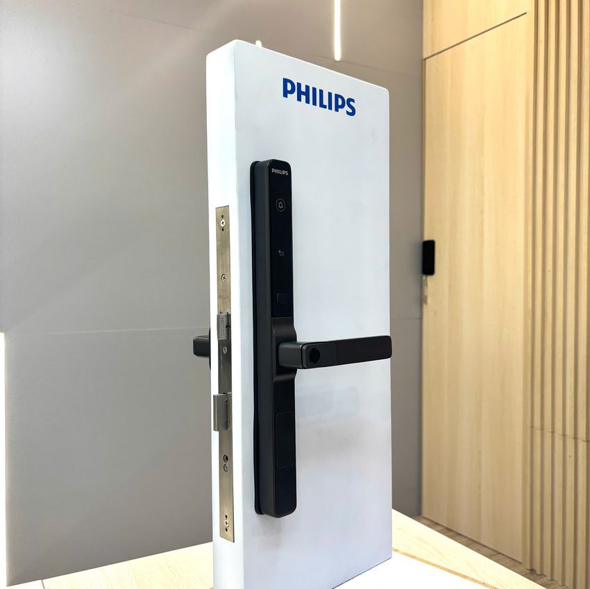 Khóa cửa nhôm Philips DDL611S góc nghiêng thực tế Khóa cửa nhôm Philips DDL611S góc nghiêng thực tế