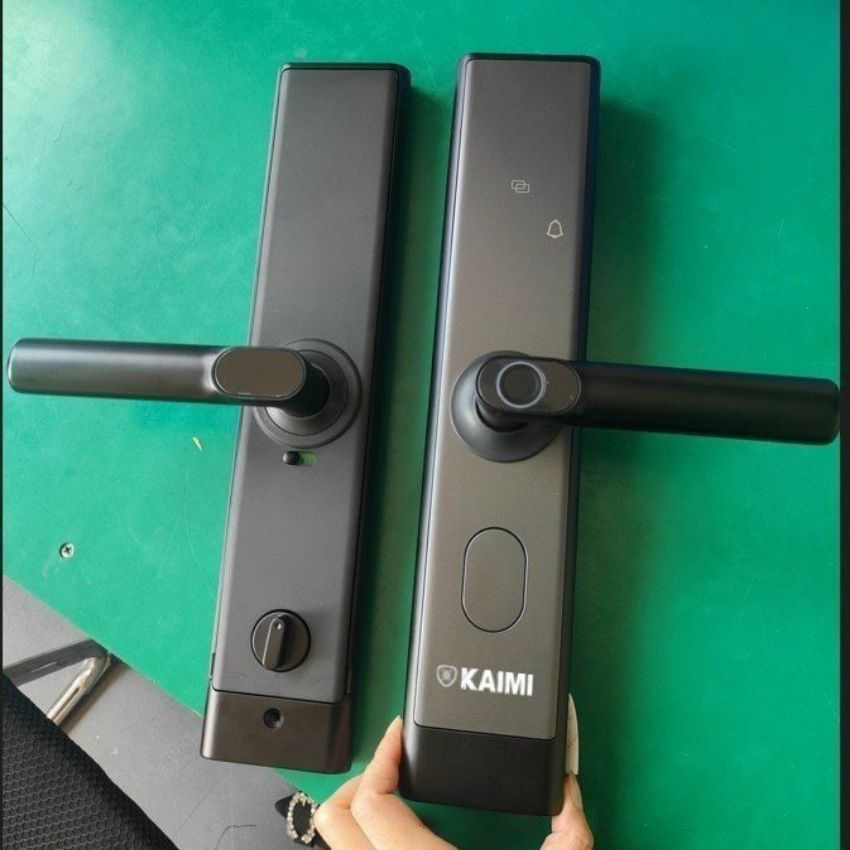 Cận cảnh bộ khóa trước và sau Kaimi AT-01 Bộ khóa thông minh Kaimi AT-01 mặt trước và mặt sau, màu xám, kiểu dáng hiện đại