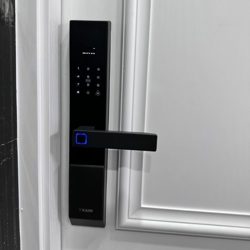 Mẫu khóa Kaimi KF-08 phối hợp hài hòa với nội thất hiện đại Khóa Kaimi KF-08 trên nền cửa trắng hiện đại
