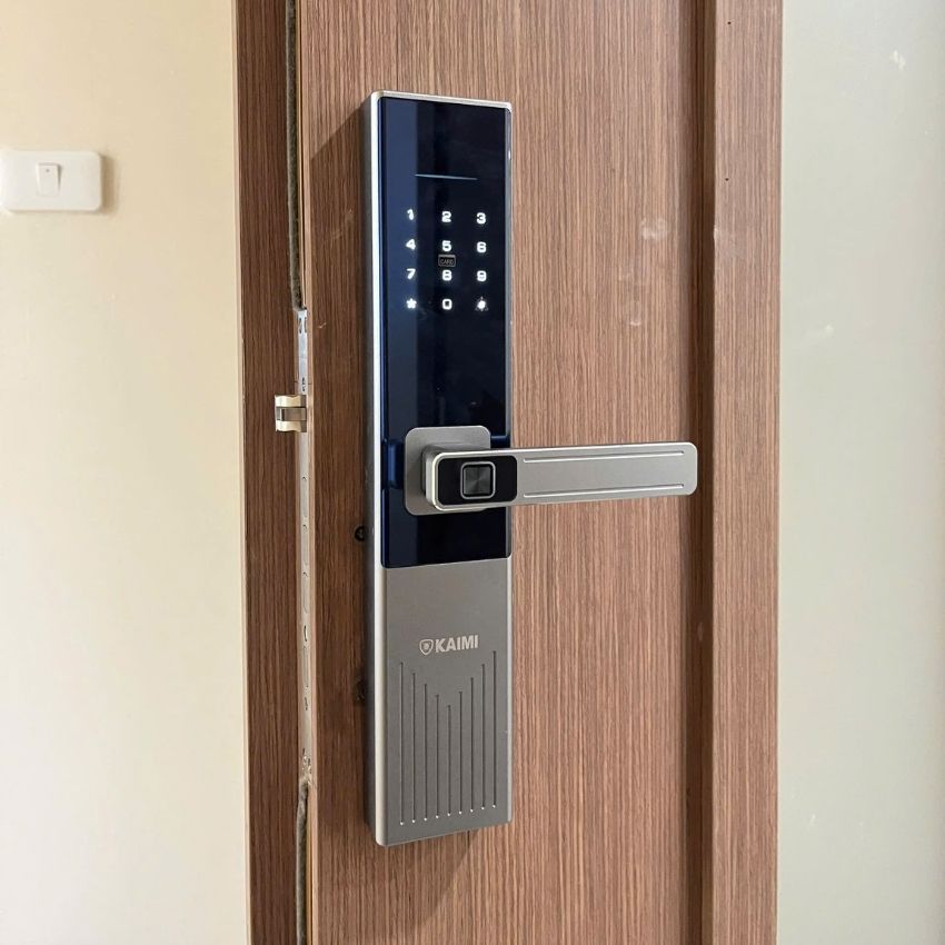 Khóa thông minh Kaimi KF26 lắp đặt thực tế trên cửa Khóa thông minh Kaimi KF26 trên cửa gỗ tại Mazlock.vn