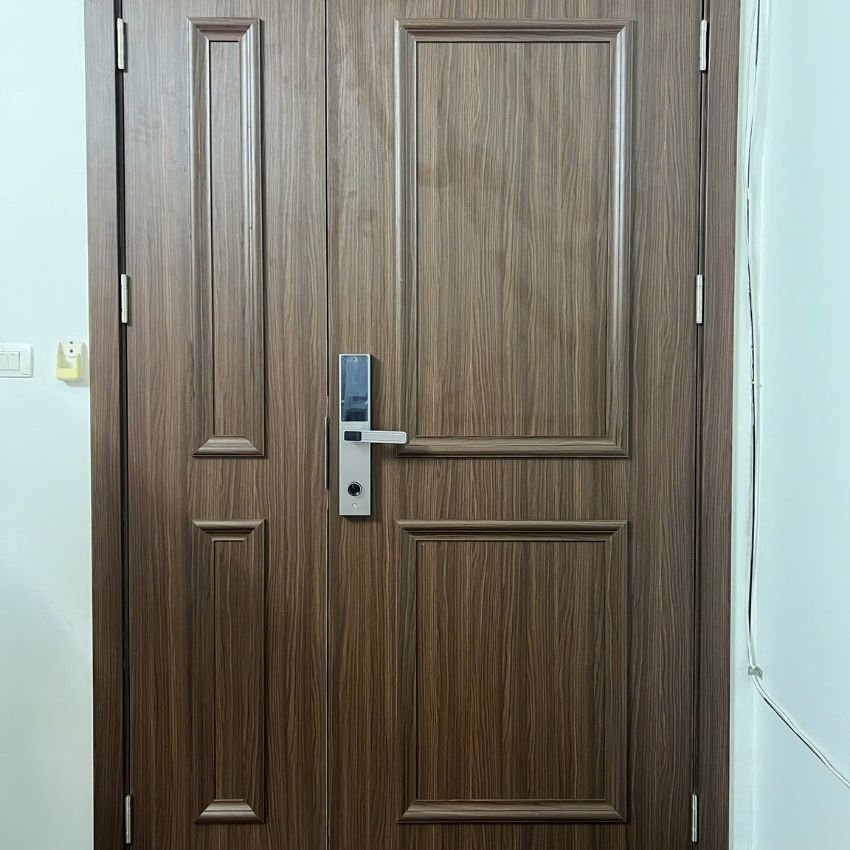 Khóa Kaimi KF26 lắp đặt hoàn thiện trên cửa gỗ Hình ảnh thực tế khóa Kaimi KF26 sau khi lắp đặt trên cửa gỗ