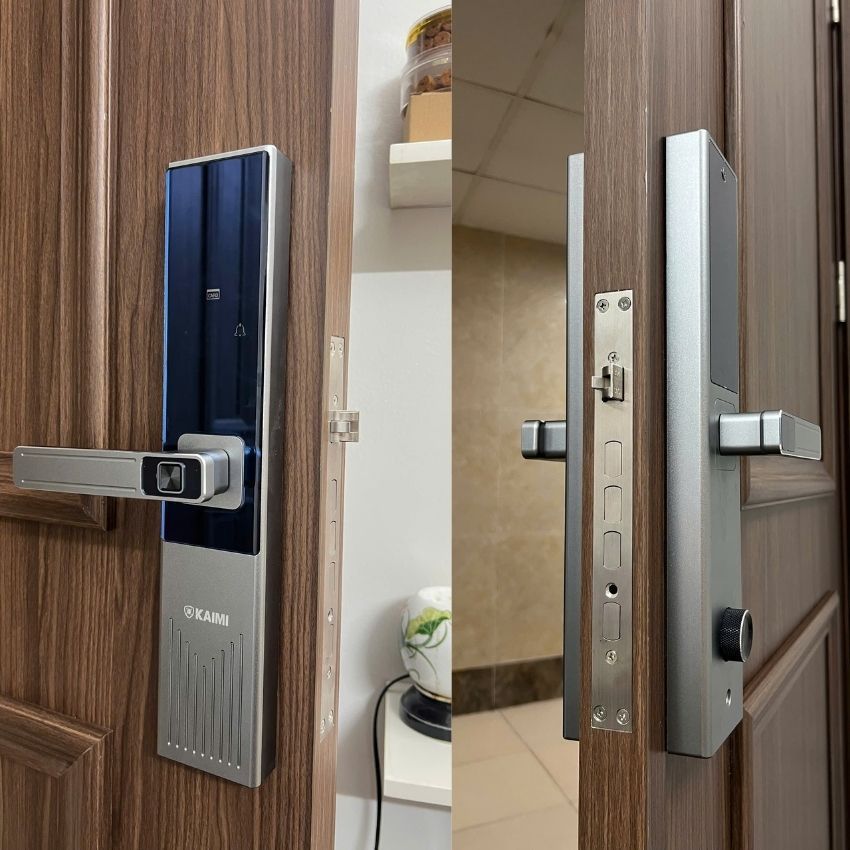 Cận cảnh khóa Kaimi KF26 trên cửa nhà Góc nhìn cận cảnh khóa thông minh Kaimi KF26 trên cửa nhà thực tế