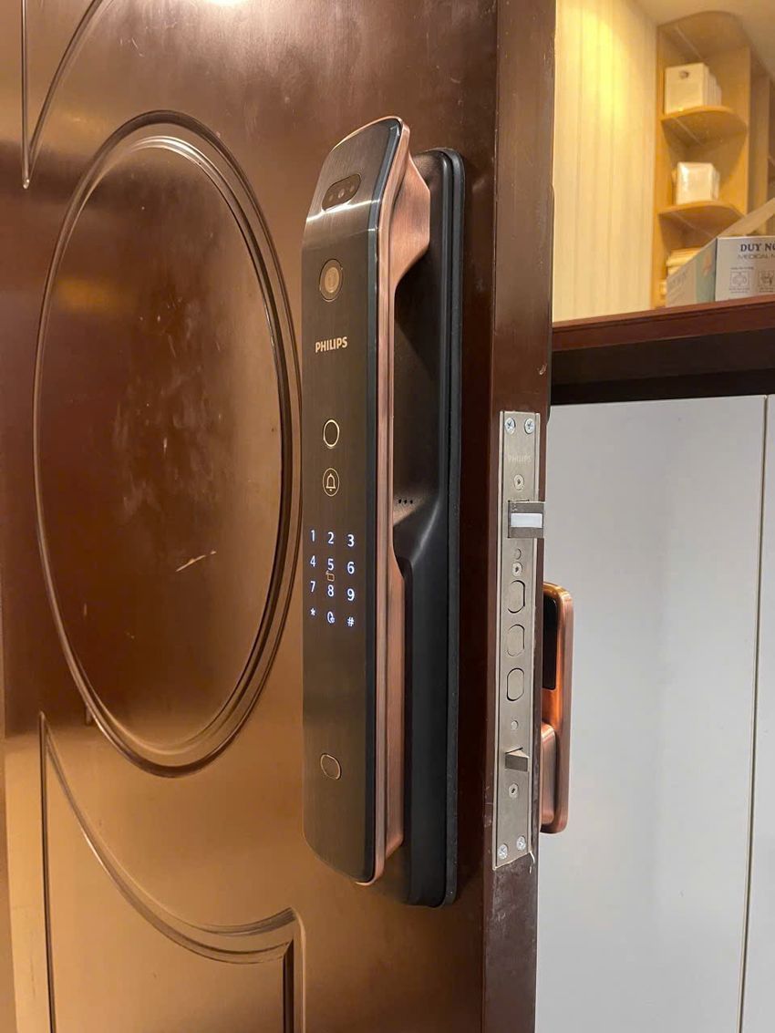 Khóa Philips DDL709 trên cửa chung tại biệt thự Khoá thông minh Philips DDL709 lắp trên cửa biệt thự cao cấp