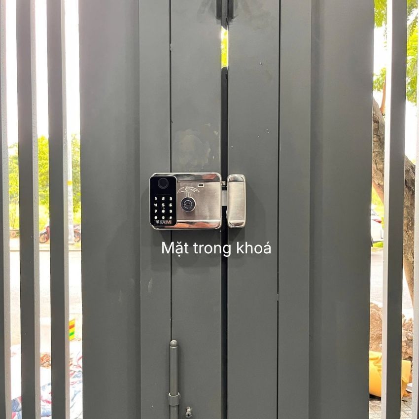 Khóa vân tay Kaimi CS103 mặt trong cổng Mặt trong lắp đặt khóa vân tay Kaimi CS103 trên cửa cổng