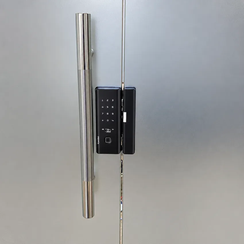 Mặt bên khóa Kaadas M500 trên cửa kính thực tế Mặt bên khóa cửa kính Kaadas M500 lắp trên kính thực tế