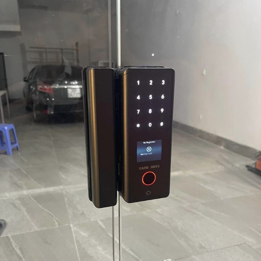 Khóa vân tay cửa kính Kaimi CK103 lắp đặt tại văn phòng Khóa vân tay Kaimi CK103 lắp đặt cửa kính văn phòng