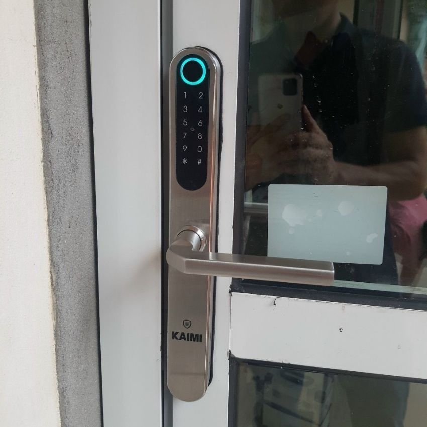 Khóa vân tay cửa nhôm Kaimi CN104 nút vân tay phát sáng Khóa vân tay cửa nhôm Kaimi CN104 vân tay phát sáng lắp trên cửa nhôm màu bạc