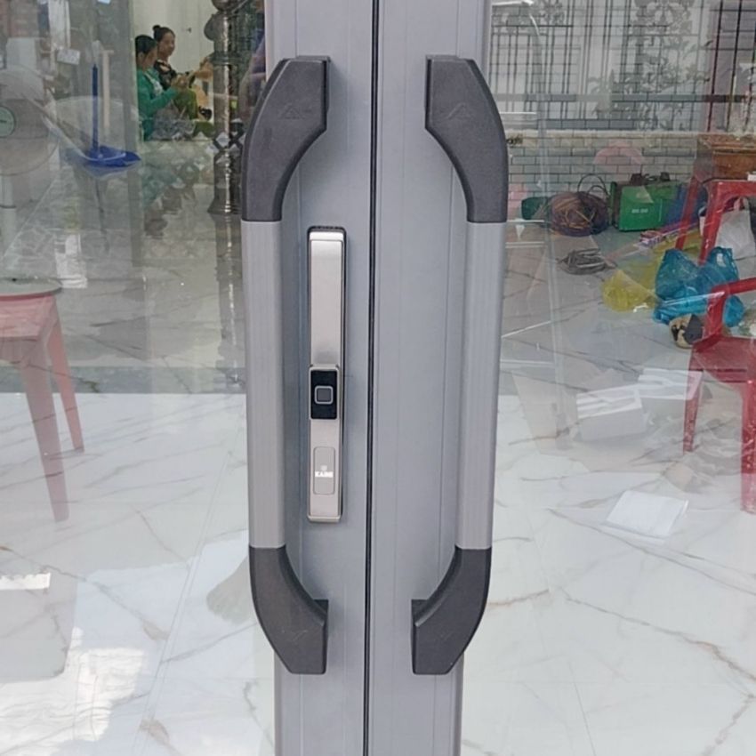 Kaimi CN108 thực tế tại nhà khách hàng Khóa vân tay Kaimi CN108 đã lắp hoàn thiện cửa nhôm thực tế