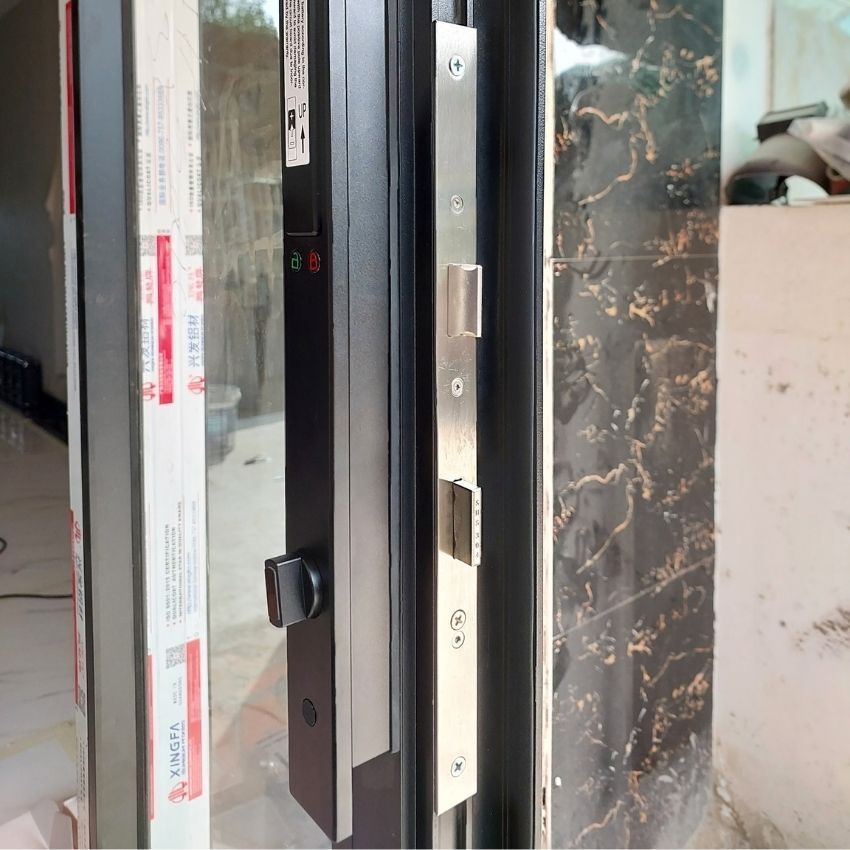 Khóa vân tay cửa nhôm Kaimi CN112 lắp đặt thực tế Khóa vân tay cửa nhôm Kaimi CN112 cận cảnh lắp lên cửa