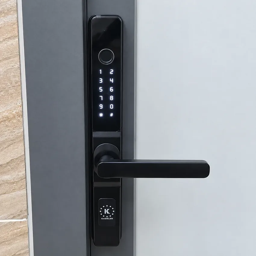 Khóa vân tay cửa nhôm Kassler KL 68BL lắp đặt thực tế Khóa vân tay cửa nhôm Kassler KL 68BL trên cửa nhôm