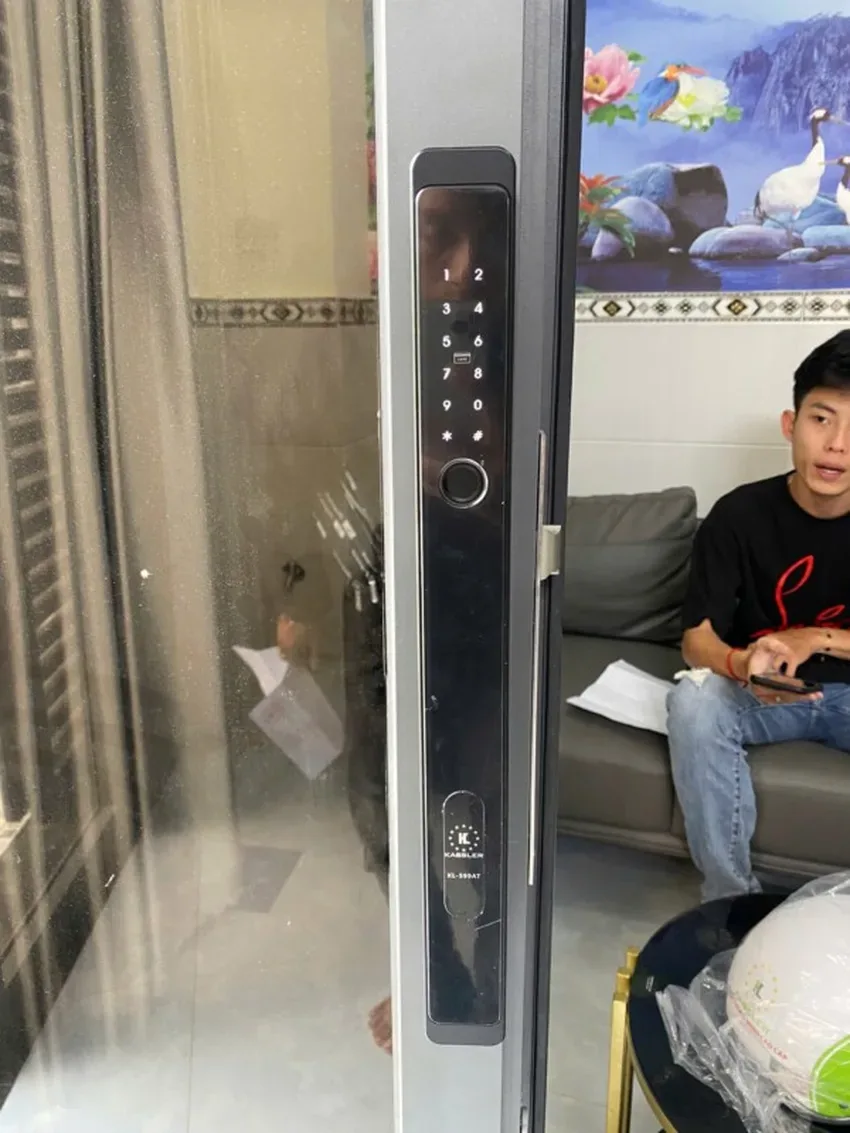 Khóa vân tay cửa nhôm Kassler KL599 AT có App bluetooth hiện đại Hình ảnh khóa vân tay cửa nhôm Kassler KL599 AT có App bluetooth trên cửa nhôm