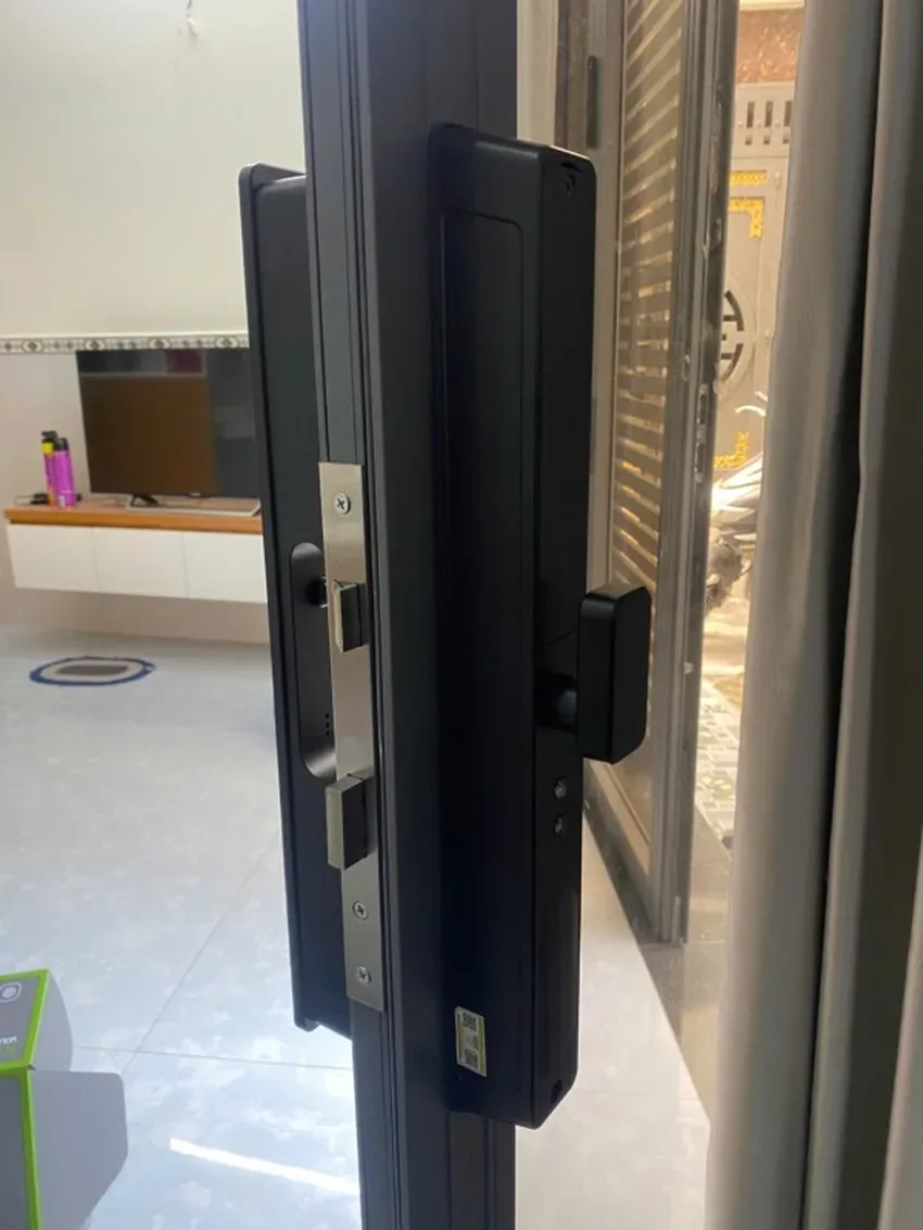 Khóa Kassler KL599 AT lắp đặt thực tế Khóa vân tay Kassler KL599 AT khi đã lắp đặt trên cửa nhôm