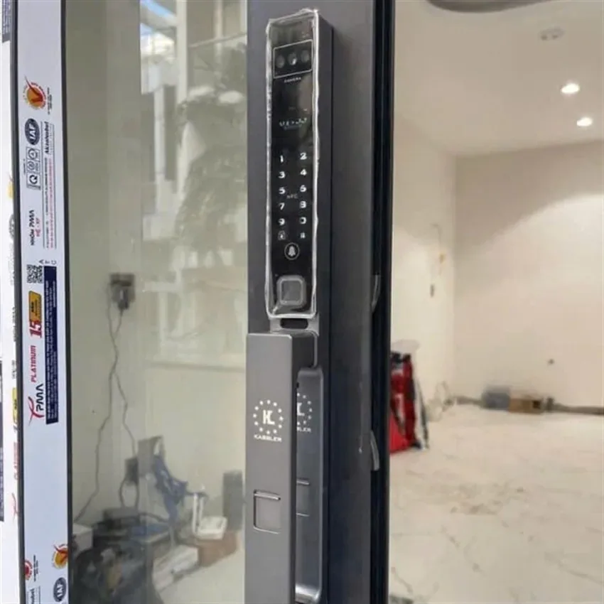 Khóa vân tay cửa nhôm Kassler KL599 CNC 02 thực tế lắp đặt Khóa vân tay cửa nhôm Kassler KL599 CNC 02 thực tế lắp cửa nhôm
