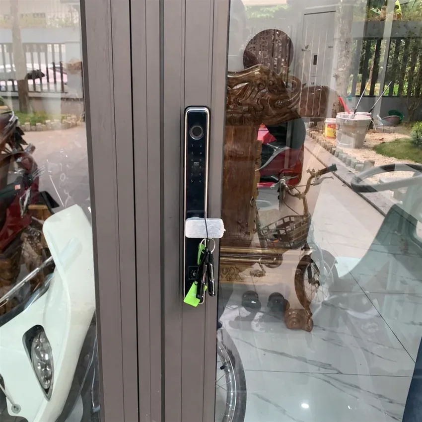 Khóa vân tay cửa nhôm Kassler KL599 I có App Bluetooth lắp trên cửa nhôm Khóa vân tay cửa nhôm Kassler KL599 I lắp đặt thực tế
