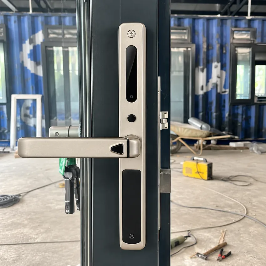 Mặt sau khóa vân tay Kassler KL599 LX cửa nhôm Mặt sau khóa vân tay Kassler KL599 LX cửa nhôm sau khi lắp đặt thực tế