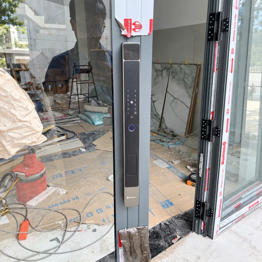 Khóa vân tay cửa nhôm Lizman D30 Face ID nhận diện tĩnh mạch bàn tay lắp đặt thực tế ngoài trời Hình ảnh thực tế khóa Lizman D30 trên cửa nhôm ngoài trời