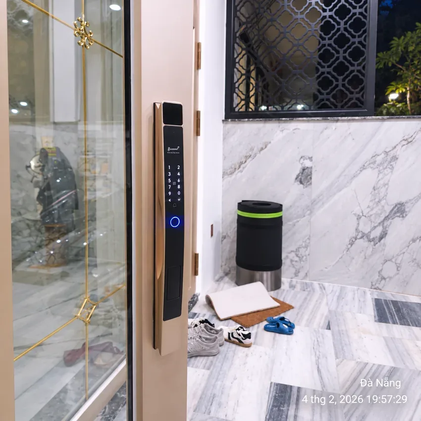 Cận cảnh lắp đặt Lizman D30 cho cửa nhôm Xingfa Cận cảnh khóa Lizman D30 lắp trên cửa nhôm Xingfa