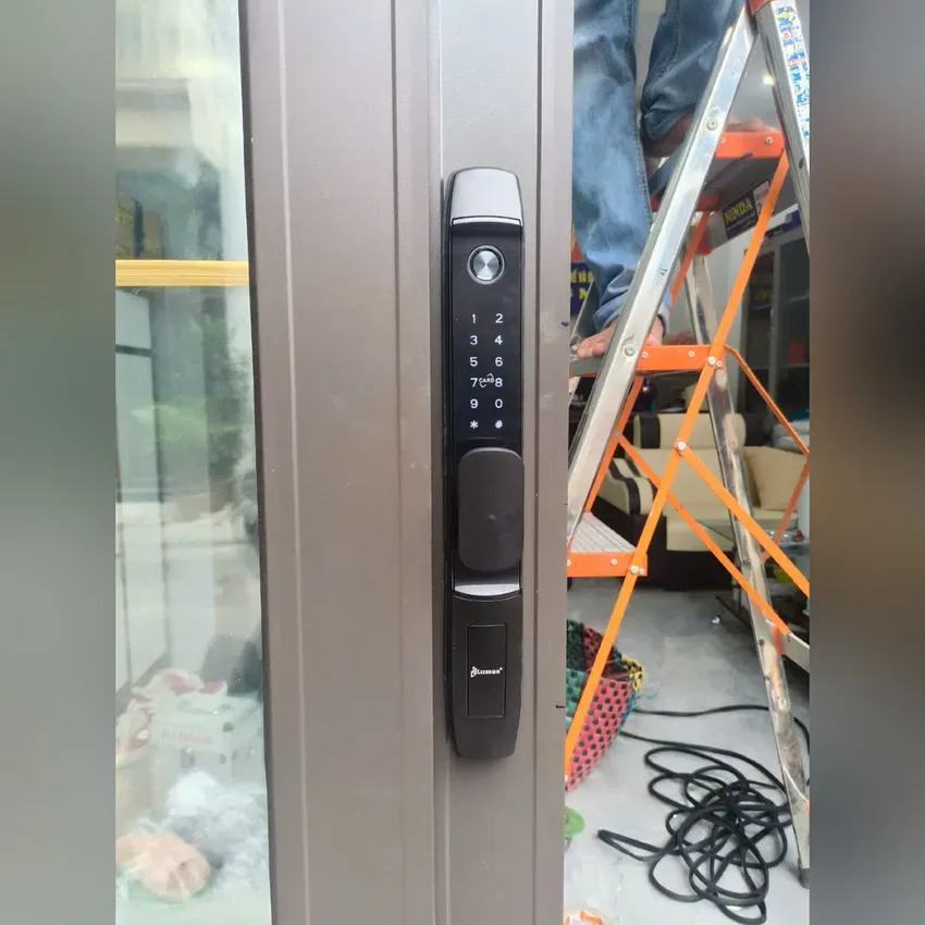 Khóa vân tay cửa nhôm Lizman LM-D1 thực tế lắp đặt Hình ảnh thực tế Khoá vân tay cửa nhôm Lizman LM-D1 trên cửa nhôm
