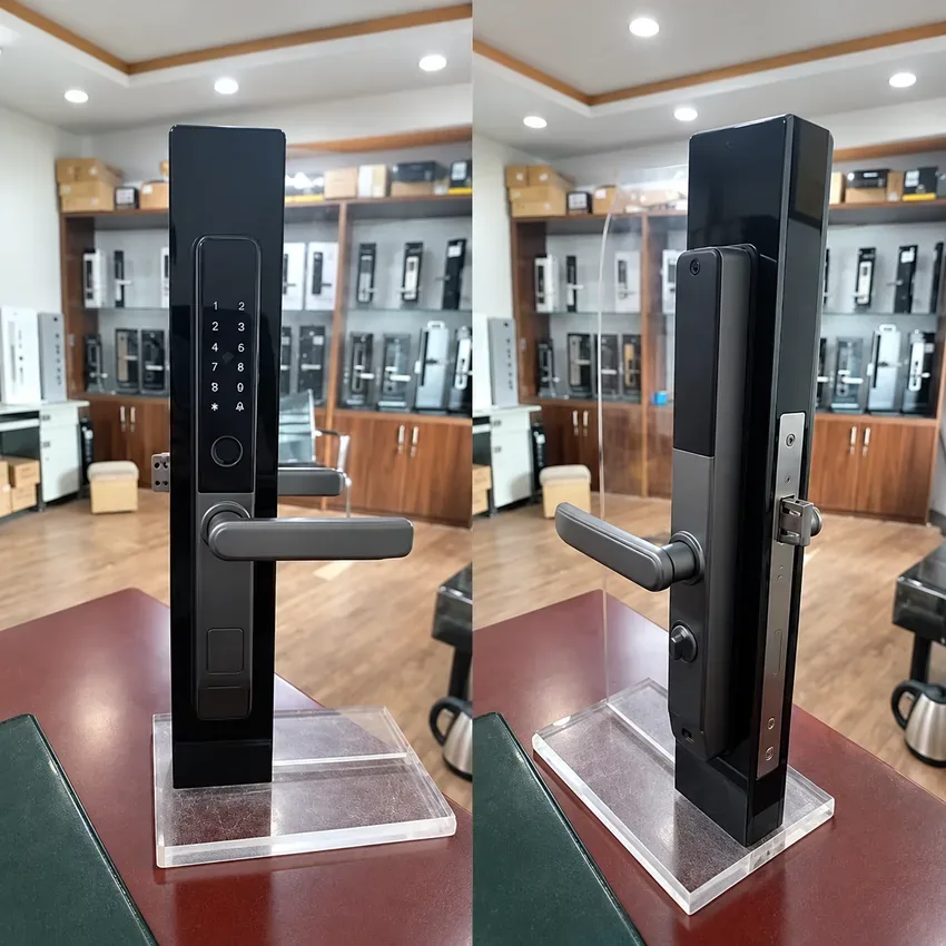 Góc nhìn tổng thể khoá Lizman LM-L101 trên cửa demo Khoá điện tử vân tay cửa nhôm Lizman LM-L101 demo trên cửa
