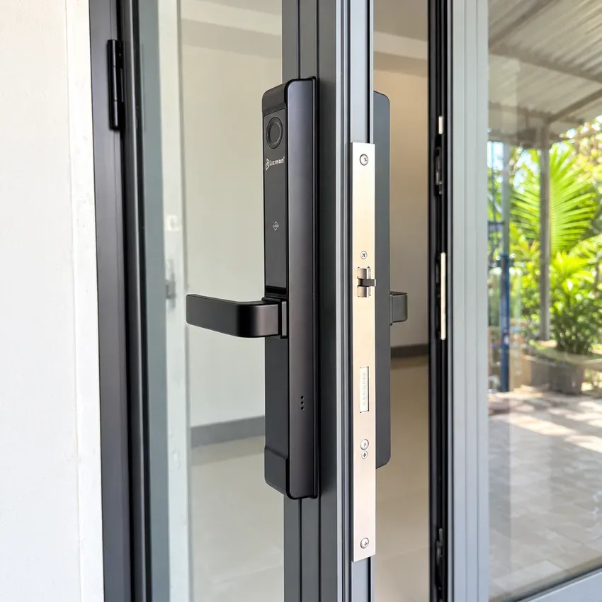 Khoá vân tay cửa nhôm Lizman LM-L208 mặt bên Mặt bên khoá vân tay cửa nhôm Lizman LM-L208, màu đen sang trọng trên cửa trượt.