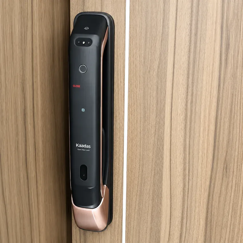 Khóa vân tay Kaadas K20F có Face ID lắp trên cửa gỗ Khóa vân tay Kaadas K20F có Face ID lắp trên cửa gỗ