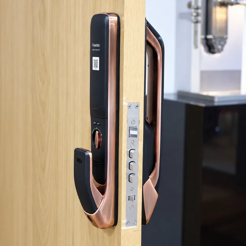 Chi tiết thân khóa Kaadas K20F khi mở cửa Chi tiết thân khóa Kaadas K20F khi mở cửa