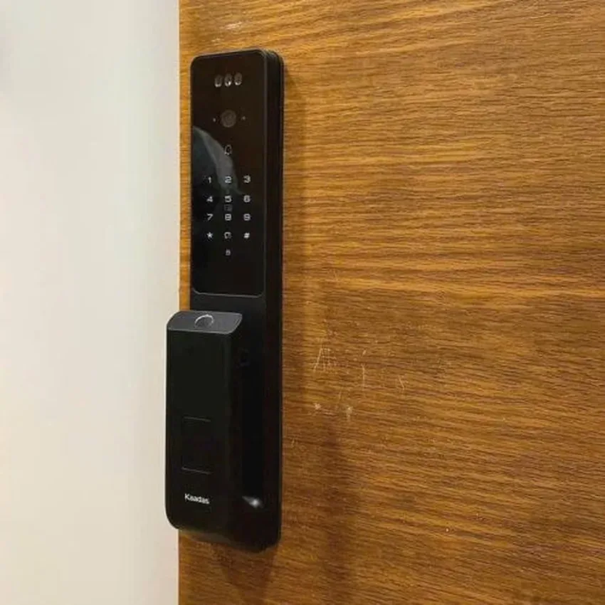 Khóa vân tay Kaadas Q9-FVP có Face ID Khóa vân tay Kaadas Q9-FVP có Face ID thực tế lắp đặt trên cửa