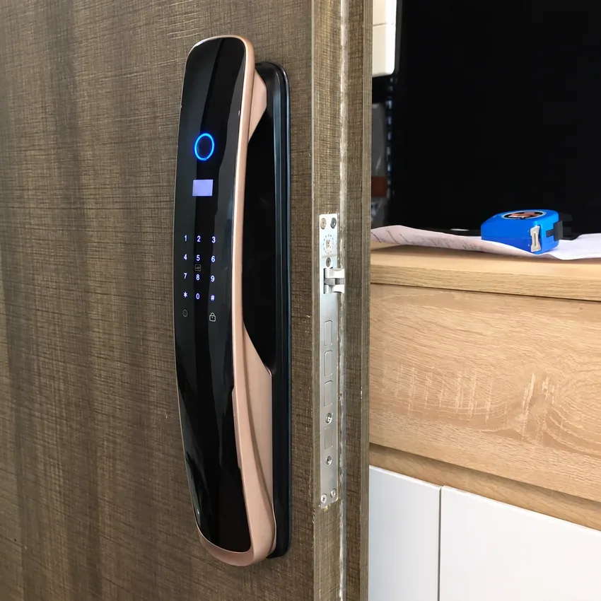 Khóa vân tay Kassler KL 878 sang trọng cho cửa Khóa vân tay Kassler KL 878 trên cửa màu đen viền đồng sang trọng